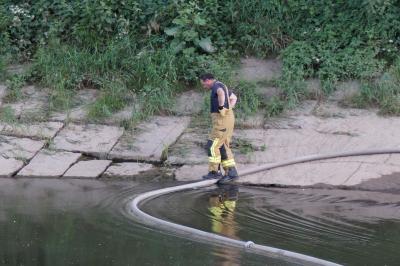 Oelfilm auf dem Altneckar sorgt fuer Feuerwehreinsatz in Freiberg a.N.